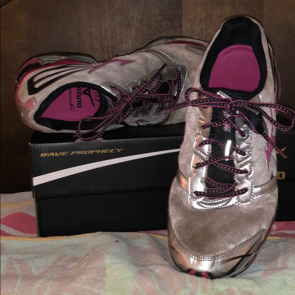 Mizuno Wave Prophecy 2(w) sneakers.